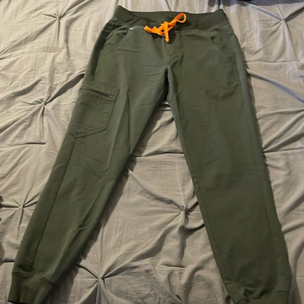 Figs small Zamora jogger pants in moss green